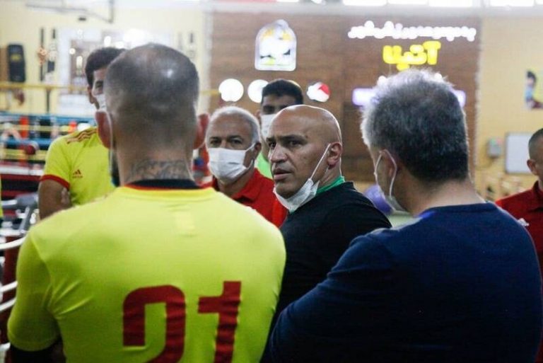 منصوریان به درهای خروج از تراکتور نزدیکتر شد