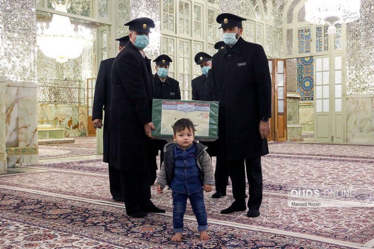 عکس/ فرزند شهید مدافع حرم در کنار تابوت پدر