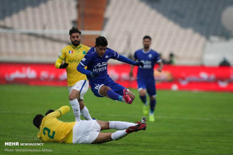 استقلال هنوز به زمین سفت نرسیده است