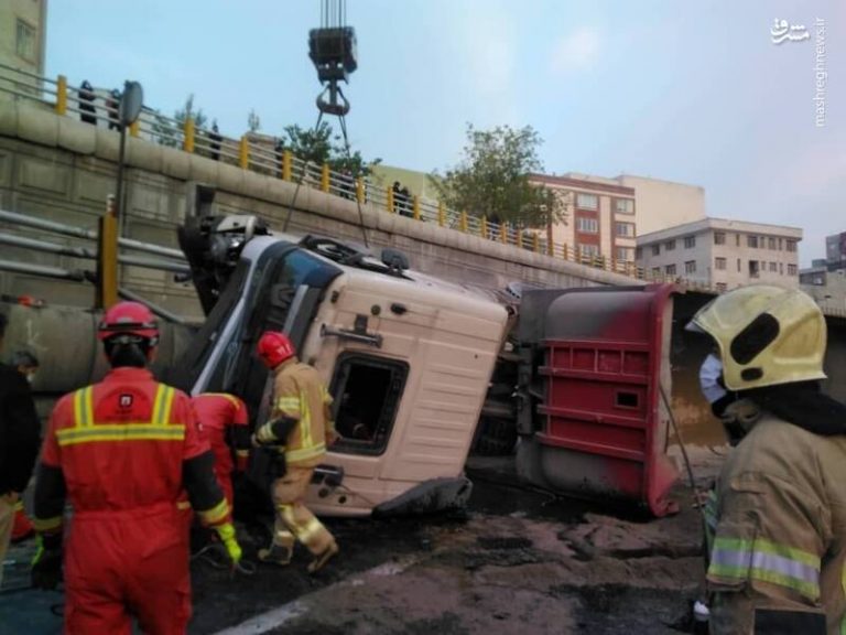 عکس/ واژگونی یک دستگاه تریلر در بزرگراه امام علی