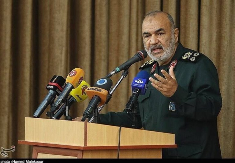 دشمنان آرزوی تسلط بر ما را به گور می برند/ غلط میکنند برای ما تصمیم بگیرند