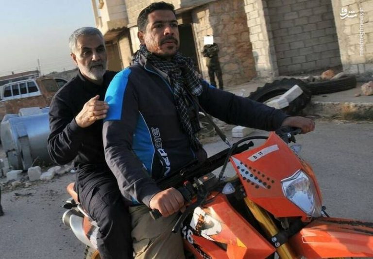 عکس/ حاج قاسم و محافظش سوار بر موتور