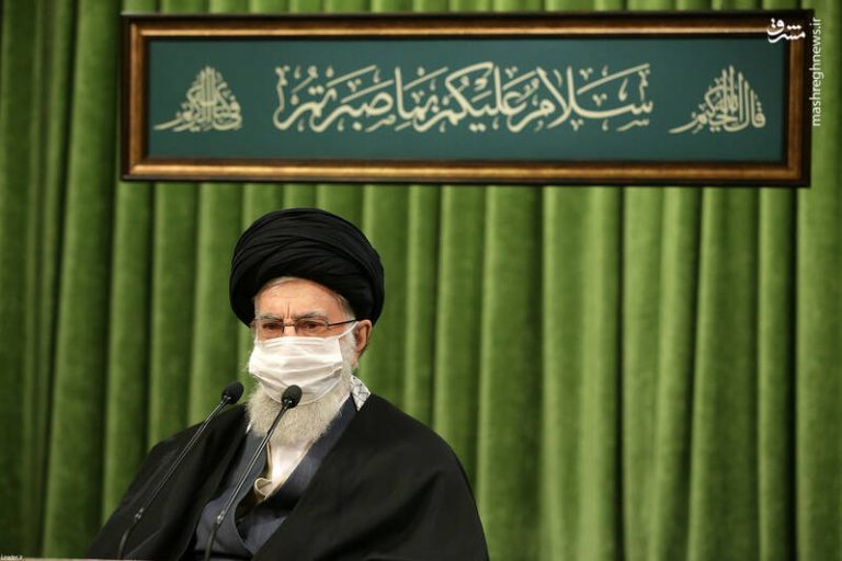 عکس/ ترجمه آیه نصبشده بر کتیبه محل سخنرانی رهبر انقلاب