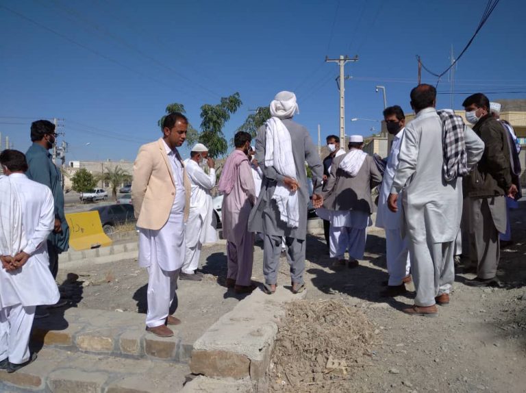 راسک؛ تجمع اهالی روستای نظرآباد در پی زیرگرفتن یک زن توسط خودروی نیروهای نظامی – خبرگزاری هرانا