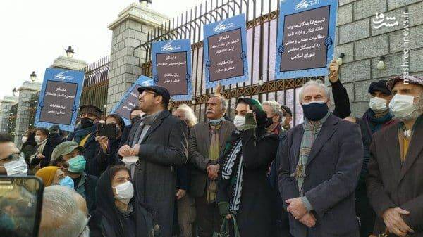 انتقاد از تجمع مقابل بیمارستان محل بستری افراد مشهور