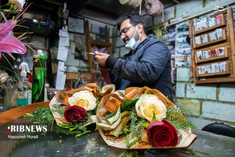 عکس/ در تکاپوی تهیه هدیه برای مادر