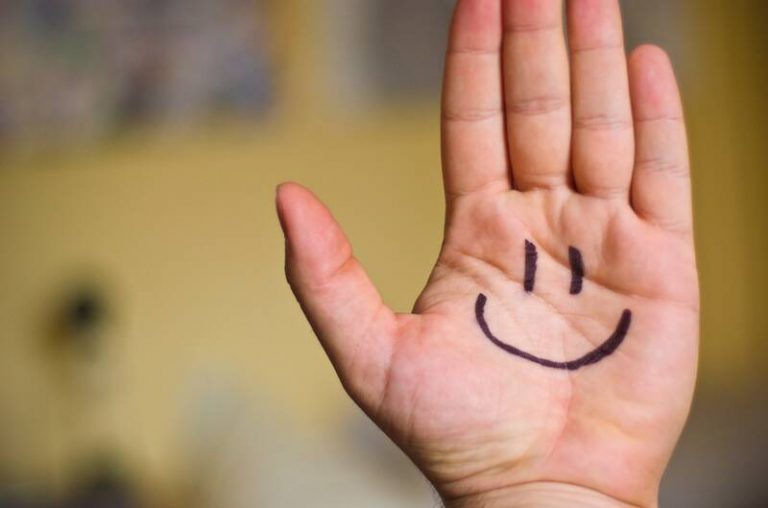 ۱۰ دلیل قانع کننده برای لبخند زدن در زندگی روزمره