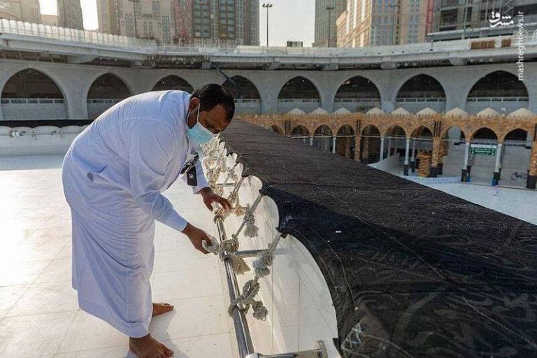 عکس/ ضدعفونی پشت بام کعبه