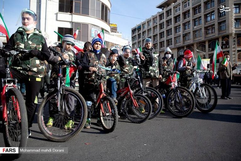 عکس/ حضور نسل سوم انقلاب در راهپیمایی ۲۲بهمن