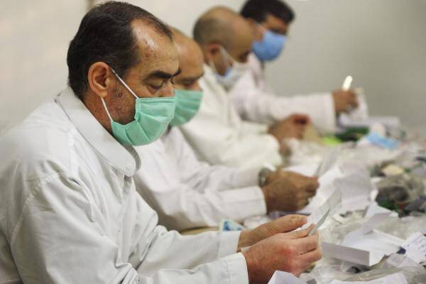 روایتی از سرنوشت نامههایی که به ضریح امام رضا(ع) میرسند