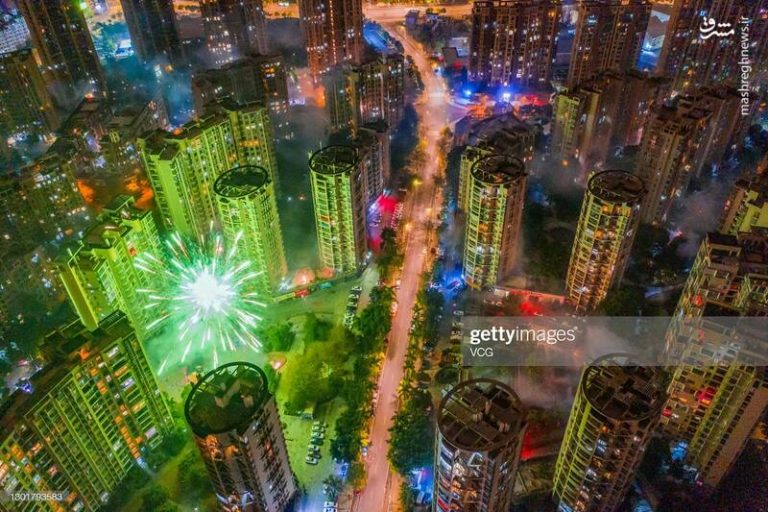 عکس/ آتش بازی بر روی آسمان خراشها در چین