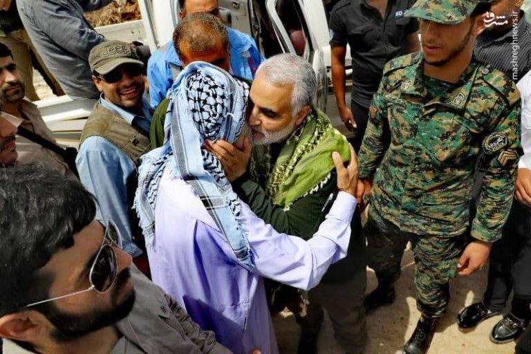 تصویر تازه منتشر شده از حاج قاسم سلیمانی در سیل خوزستان