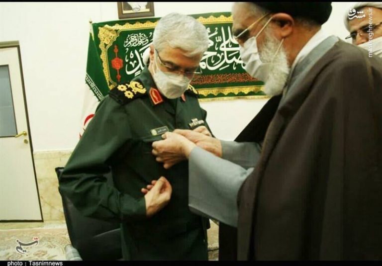 عکس/ اعطای نشان خادمی حرم حضرت معصومه(س) به سرلشکر باقری