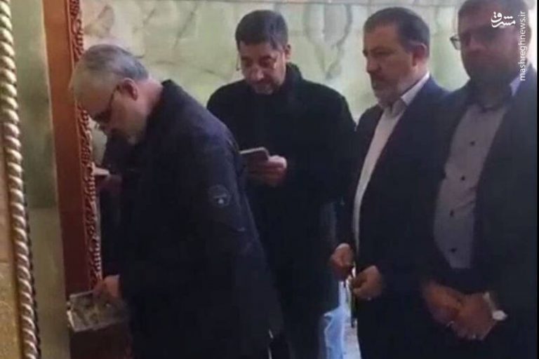 لحظاتی از حضور شهید سلیمانی در حرم امام علی(ع)