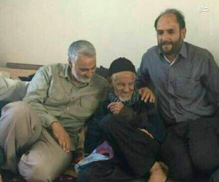 تصویر کمتر دیده شده از حاج قاسم سلیمانی در کنار پدرشان