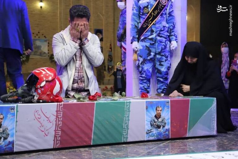 عکس/ استقبال از پیکر مطهر خلبان شهید “بیرجند بیگ محمدی”