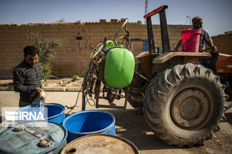 نبود زیر ساخت مناسب؛ تکاپوی اهالی روستای طاهریه اهواز برای تأمین آب شرب/گزارش تصویری – خبرگزاری…