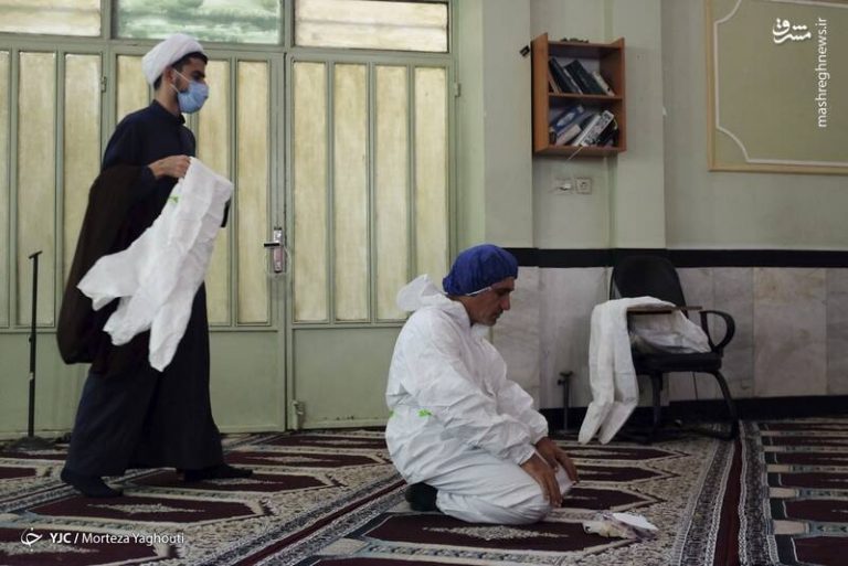 عکس/ نماز جهادگران در خط مقدم جبهه سلامت