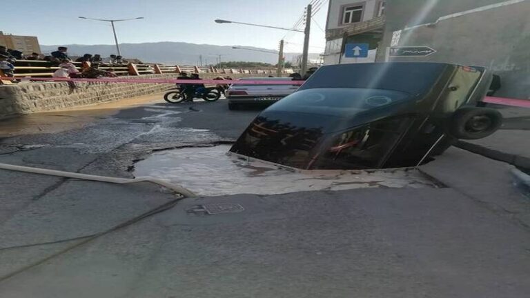 عکس/سقوط پژو ۴۰۵ به داخل گودال