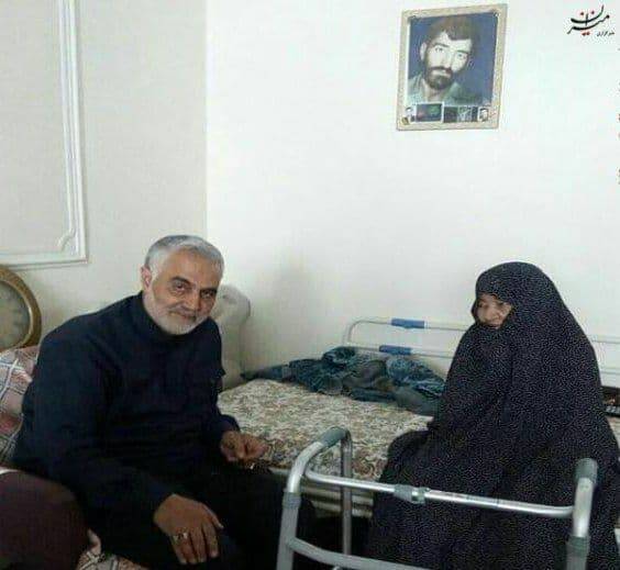 تصویری از دیدار حاج قاسم با مادر حاج احمد متوسلیان