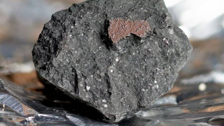 کشف شهاب سنگ در مسیر ورودی یک خانه+عکس