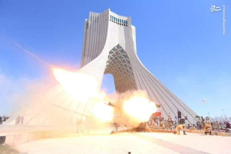 عکس/ مراسم شلیک توپ در میدان آزادی تهران