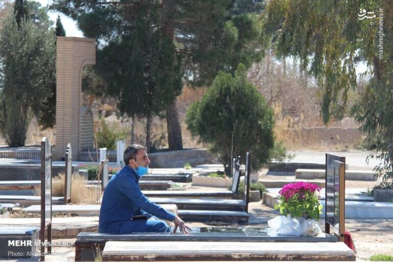 عکس/ لحظه تحویل سال نو در کنار اهل قبور
