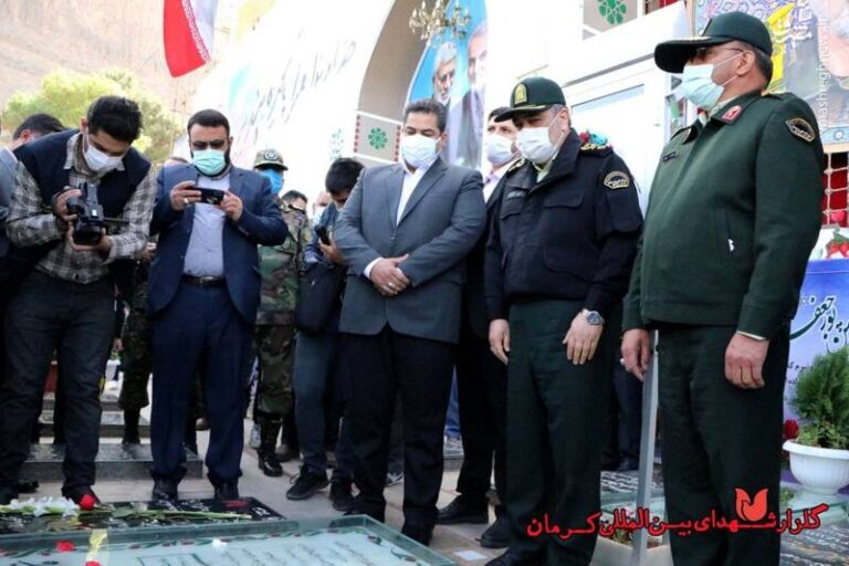 عکس/ فرمانده ناجا بر سر مزار سردار سلیمانی
