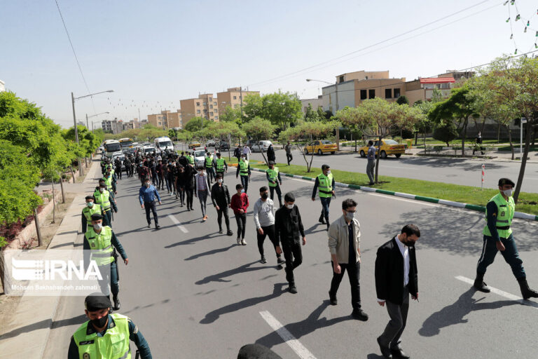 تحقیر و گرداندن متهمان حادثه دیده چهارشنبه سوری در مشهد / تصاویر – خبرگزاری هرانا