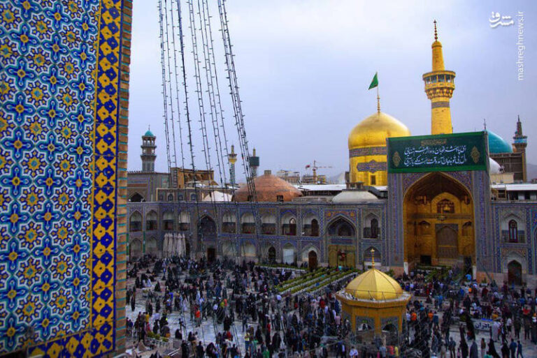 نماز خواندن یک اهل سنت در حرم امام رضا +عکس