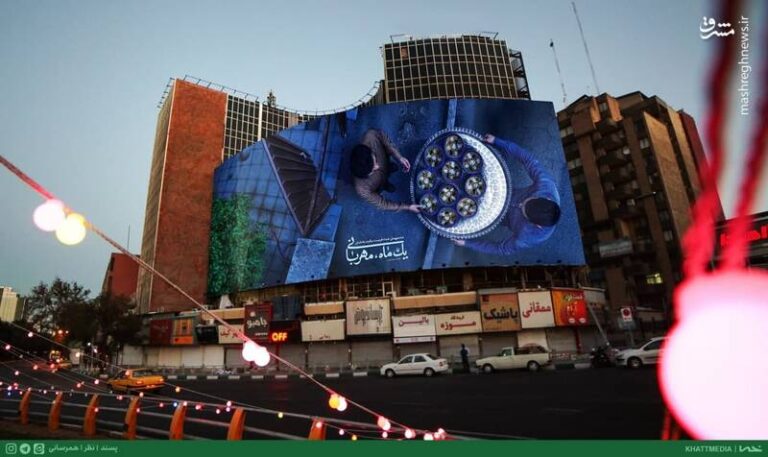 عکس/ دیوارنگارهی میدان ولیعصر با شعار “یک ماه، مهربانی”