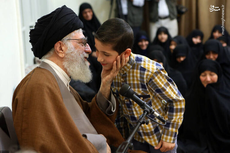 فیلم/ مستند لشکر زینبی(س)؛ گوشههایی از دیدار خانوادههای شهدای مدافع حرم با رهبر انقلاب