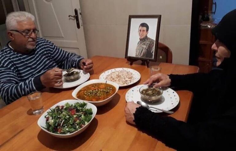 عکس/سفره افطار پدر و مادر شهید مدافع حرم لبنانی