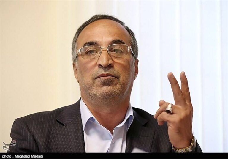 عزیزی خادم پختگی لازم را ندارد و «هُل» شده است/ او نباید وارد بازیهای سیاسی شود
