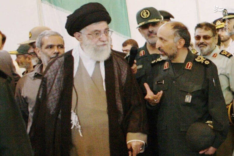تصویری از مرحوم سردار حجازی در کنار رهبرانقلاب