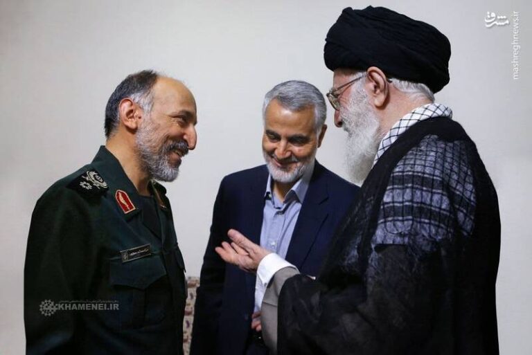 عکس/ گفتگوی رهبر انقلاب با حاج قاسم و سردار حجازی