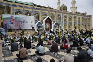 مراسم جزخوانی قرآن کریم در کنار مزار حاج قاسم