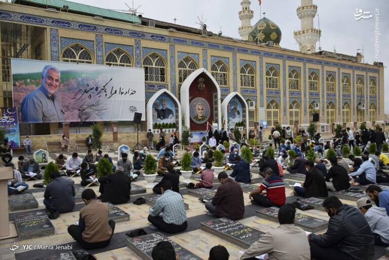عکس/ مراسم جزخوانی قرآن کریم در کنار مزار حاج قاسم
