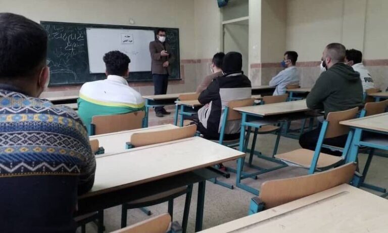عکس/برگزاری کلاس دانشگاهی در زندان!