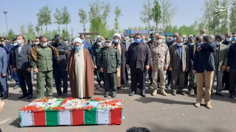 عکس/ اقامه نماز بر پیکر سردار حق بین