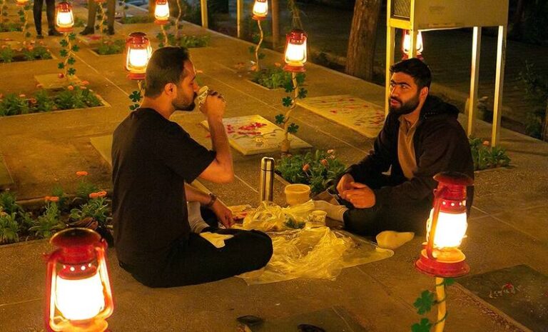عکس/افطاری ساده در گلزار شهدا