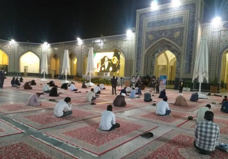 مراسم توسل برای شفای مبتلایان هندی کرونا در حرم امام رضا(ع) +عکس