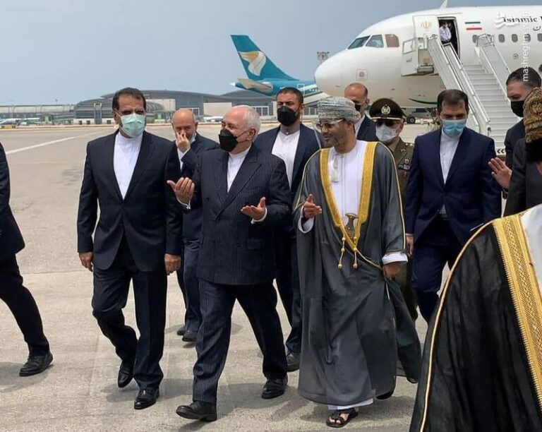 عکس/ ظریف وارد مسقط شد