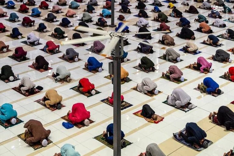 عکس/ اقامه نماز جماعت در مالزی با رعایت فاصله اجتماعی