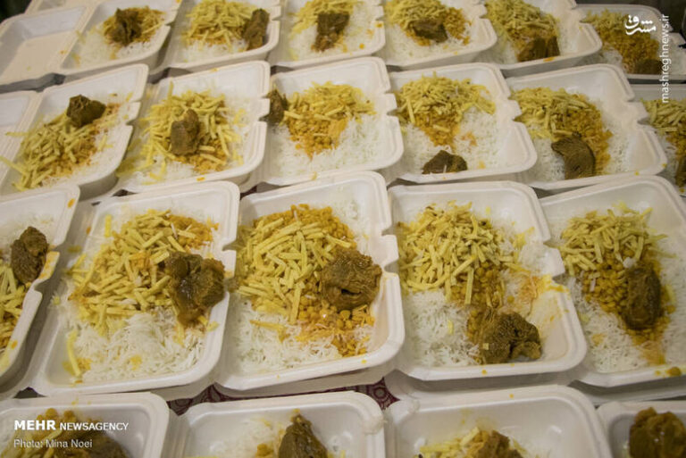 عکس/ طبخ روزانه افطار نیازمندان در تبریز