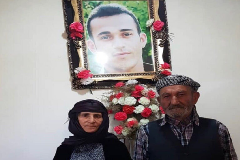 تداوم توقیف گذرنامه و ممنوع الخروجی پدر و مادر رامین حسین پناهی – خبرگزاری هرانا