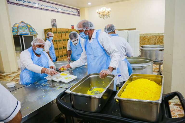 عکس/ تدارک افطاری در مهمانسرای حرم حضرت معصومه(س)
