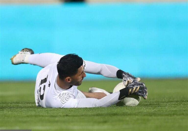 مظاهری به النصر هدیه میدهد