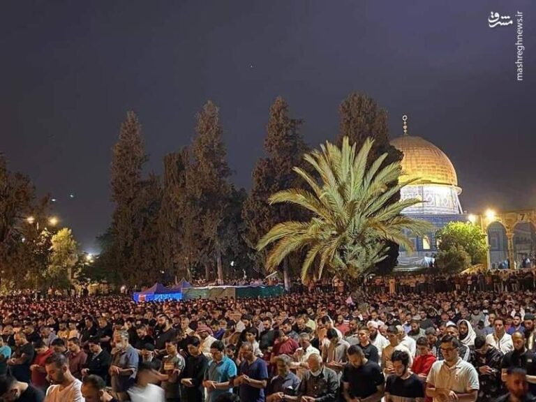 مسجدالاقصی مملو از جوانان فلسطینی
