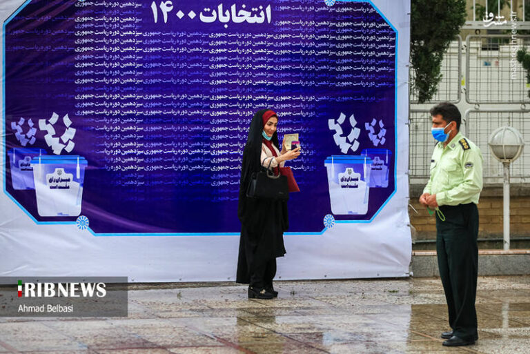 عکس/ سلفی گرفتن داوطلب کاندیداتوری در وزارت کشور
